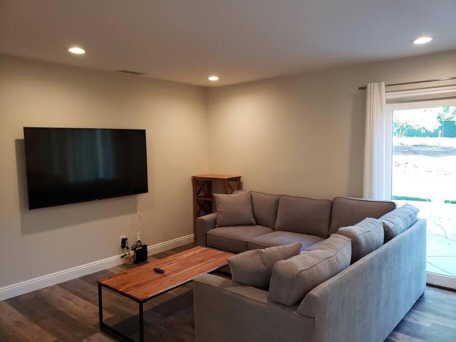 Bouganvilla 4-Bedroom, 2-Baths, Single Family House サウザンドオークス エクステリア 写真