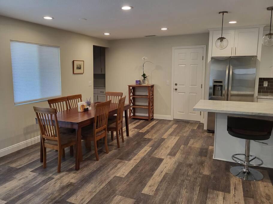 Bouganvilla 4-Bedroom, 2-Baths, Single Family House サウザンドオークス エクステリア 写真