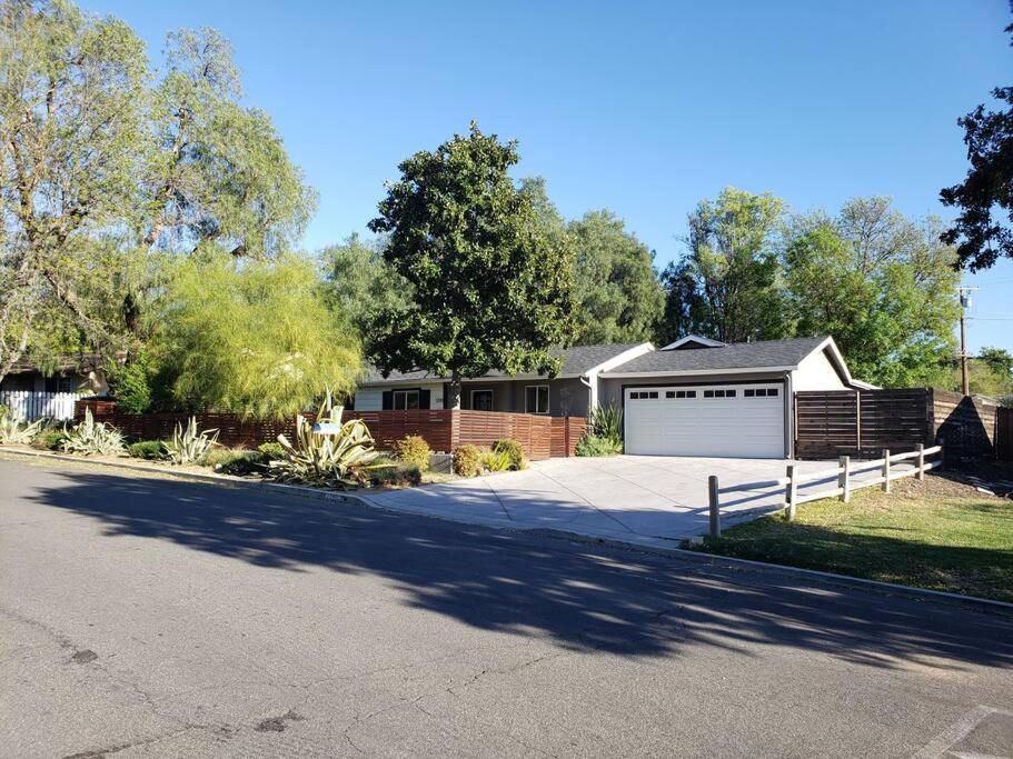 Bouganvilla 4-Bedroom, 2-Baths, Single Family House サウザンドオークス エクステリア 写真